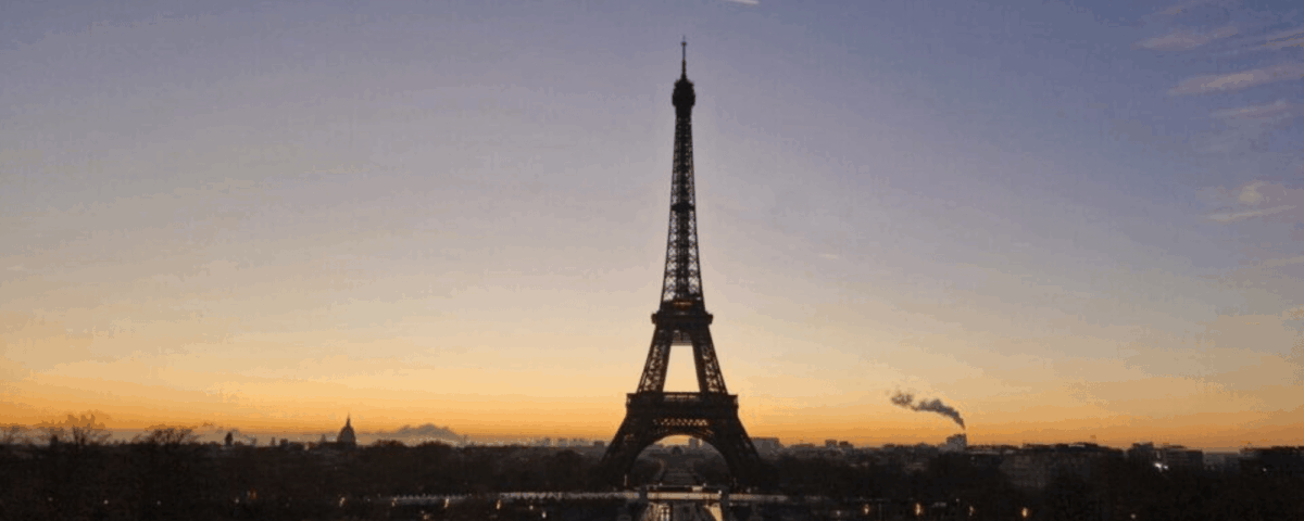 Panorama sur la Tour Eiffel à l'aube, un cadre idéal pour un séjour avec hôtel avec petit déjeuner à Paris.