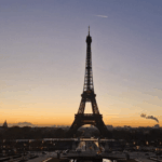 Panorama sur la Tour Eiffel à l'aube, un cadre idéal pour un séjour avec hôtel avec petit déjeuner à Paris.