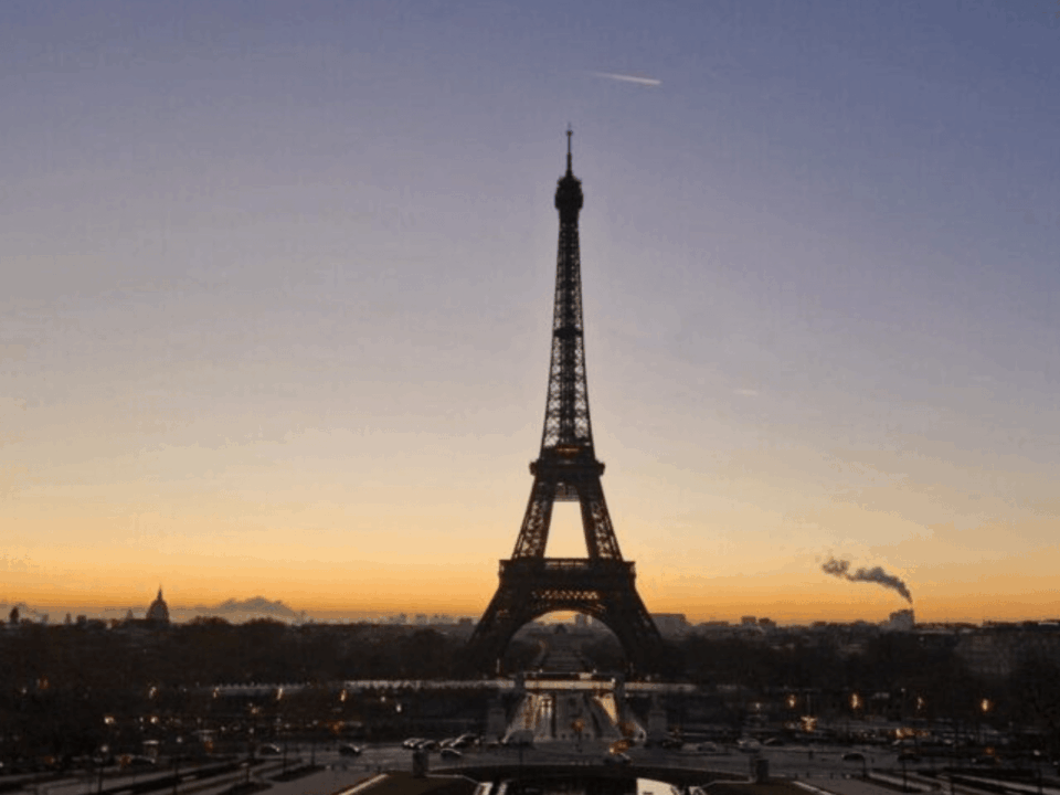 Panorama sur la Tour Eiffel à l'aube, un cadre idéal pour un séjour avec hôtel avec petit déjeuner à Paris.