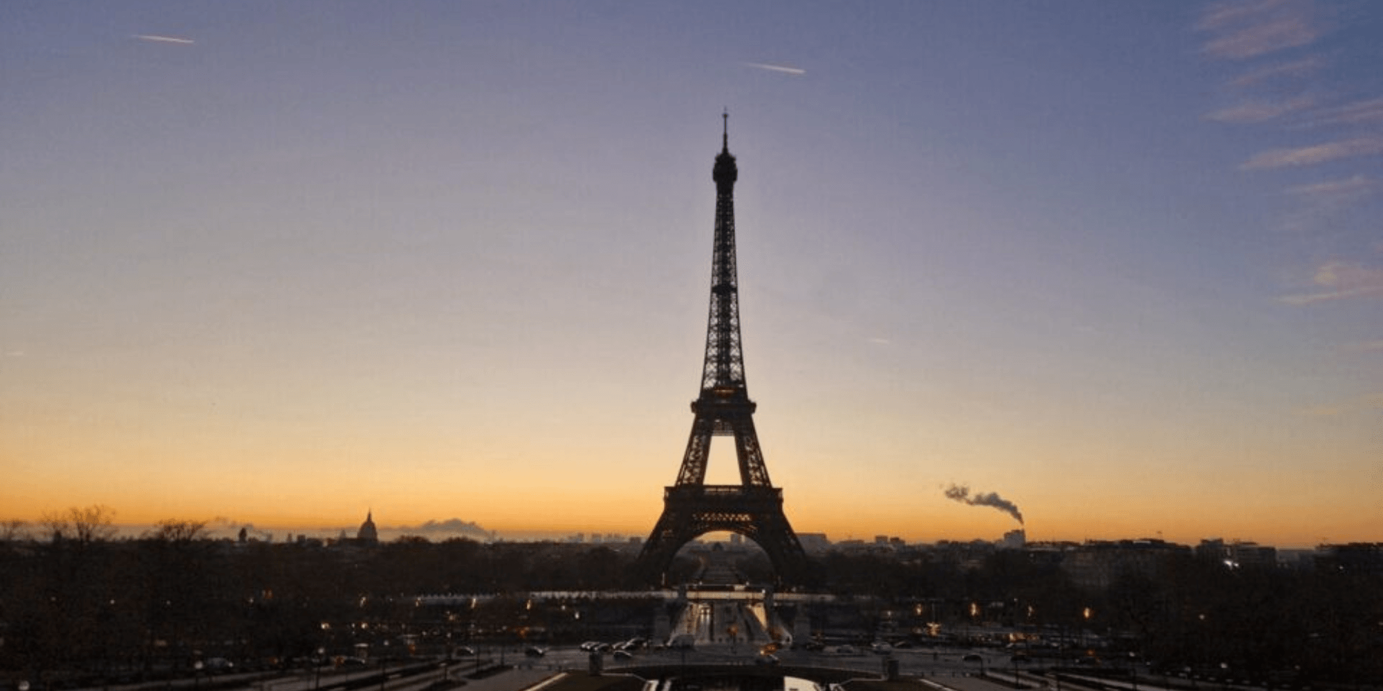 Panorama sur la Tour Eiffel à l'aube, un cadre idéal pour un séjour avec hôtel avec petit déjeuner à Paris.